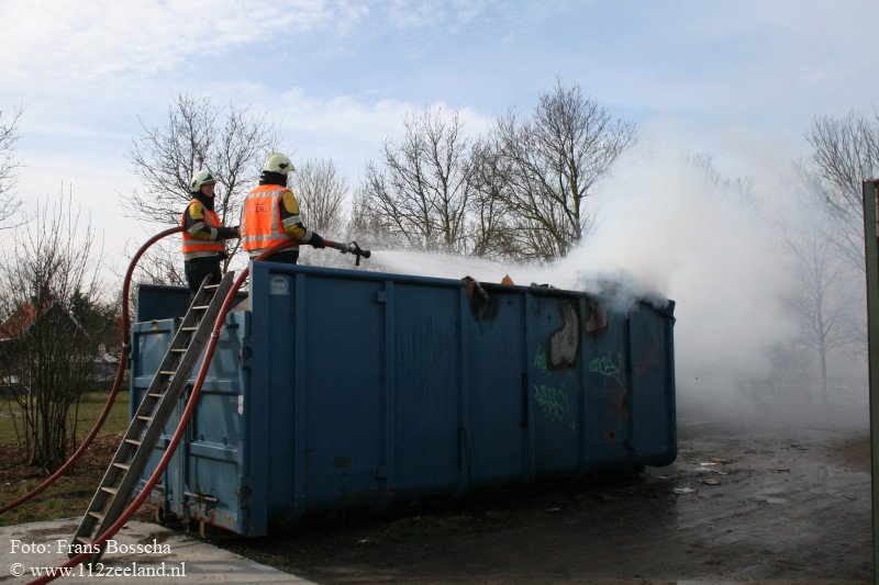 Brandweer blust containerbrand in Vrouwenpolder